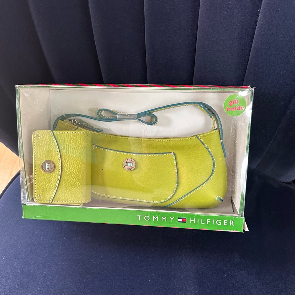 •NEW•  Tommy Hilfiger Purse Gift Set